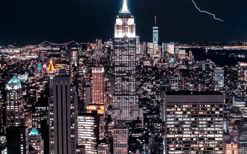Mercados Privados vs. Públicos en Nueva York: Explicando las Brechas de Valoración